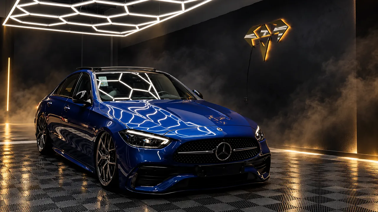Depois: Mercedes azul limpa, com brilho profundo