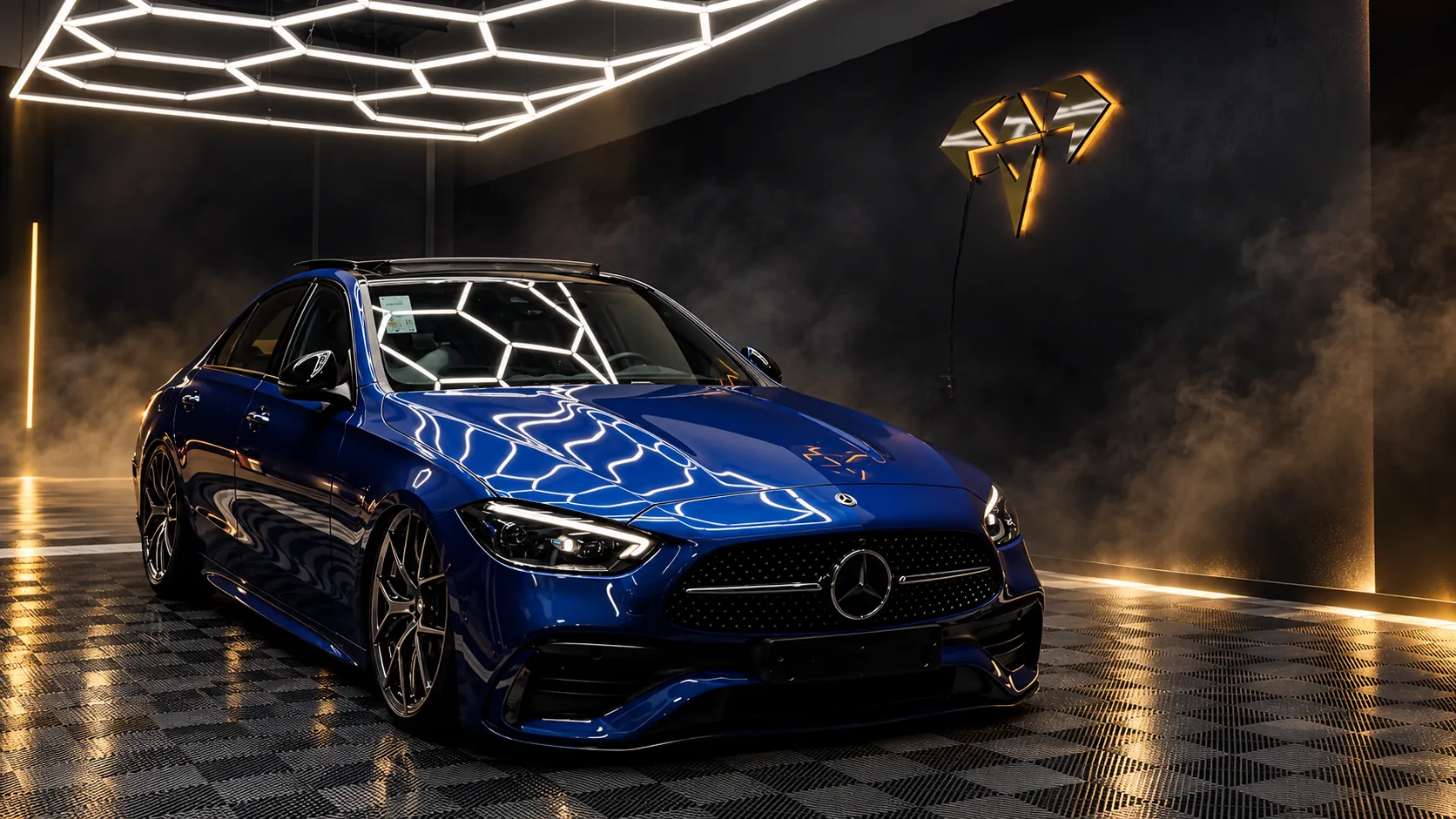 Mercedes azul limpa com reflexos das luzes hexagonais no estúdio