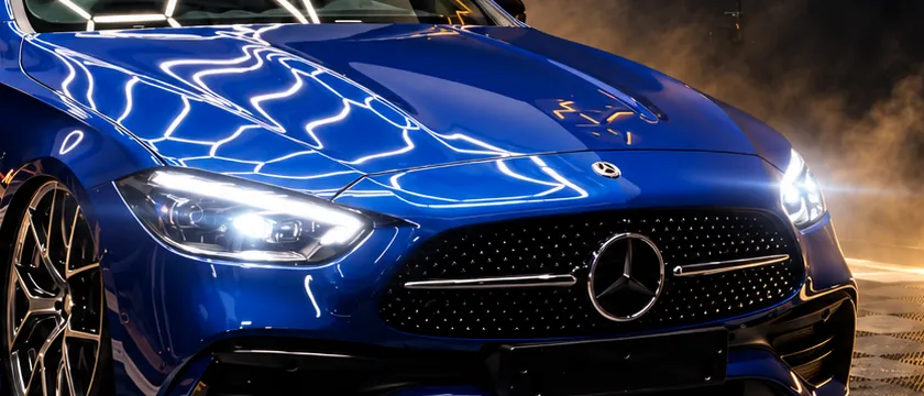 Faróis acesos da Mercedes em close