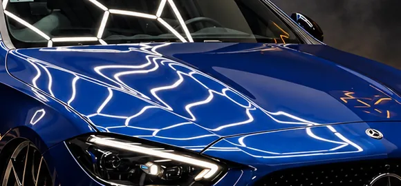 Reflexos das luzes no capô azul