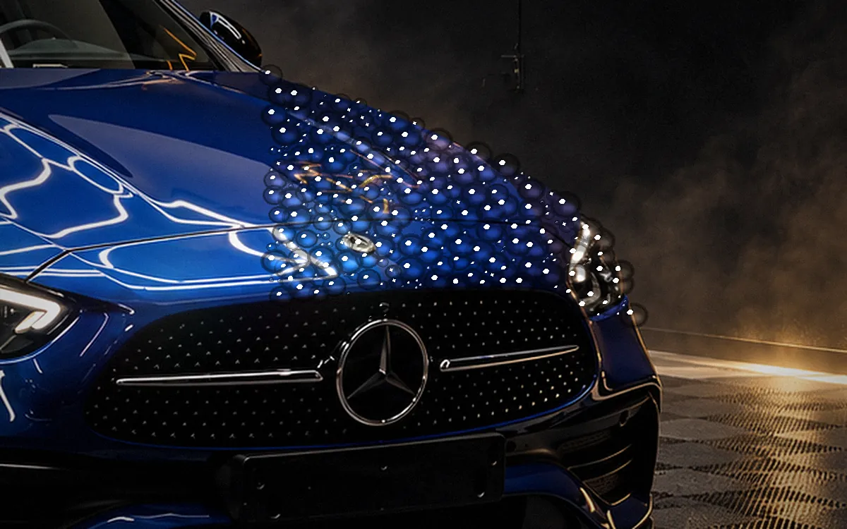 Capô azul com camada de vitrificação e gotas esféricas de efeito hidrofóbico